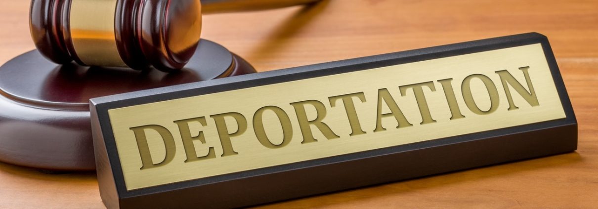 A gavel and a name plate with the engraving Deportation